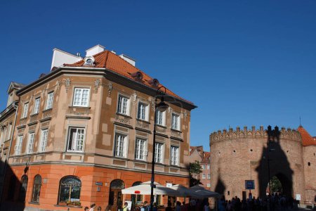 Foto de Un plano de ángulo bajo de la fachada de edificios históricos en la calle Feta y Varsovia Barbican en Varsovia, Polonia - Imagen libre de derechos