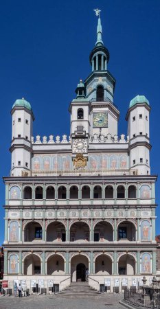 Foto de Un plano vertical de la fachada del ayuntamiento en la Plaza del Mercado Antiguo, Poznan, Polonia - Imagen libre de derechos