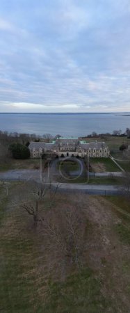 Téléchargez les photos : Un drone vertical du manoir Aldrich sur la côte d'une mer à Warwick, Rhode Island, États-Unis - en image libre de droit
