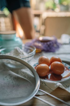 Téléchargez les photos : Une concentration sélective d'œufs durs sur une table - en image libre de droit