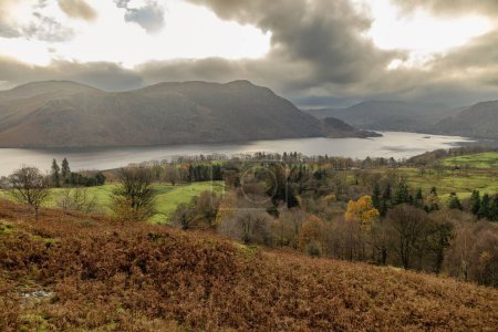 Téléchargez les photos : La scène de Misty surplombant Ullswater dans le Lake District depuis le sommet de Gowbarrow, Royaume-Uni - en image libre de droit