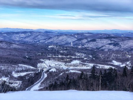 Foto de Una ciudad pintoresca vista desde una colina en Killington Ski Resort, Vermont, Nueva Inglaterra, Canadá - Imagen libre de derechos
