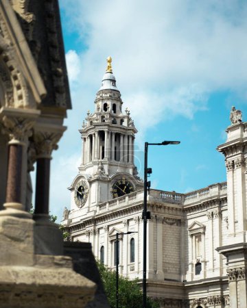 Téléchargez les photos : Une verticale de l'horizon spectaculaire de la cathédrale Saint-Paul en Angleterre, Londres - en image libre de droit