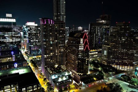 Foto de Un paisaje urbano de calles iluminadas y edificios de Austin por la noche en Texas - Imagen libre de derechos