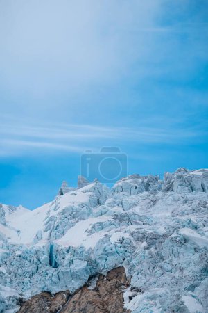 Foto de Una vista del glaciar Folgefonna de Noruega con montañas de nieve - Imagen libre de derechos