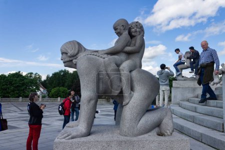 Téléchargez les photos : Les touristes visitent la sculpture moderne sur la maternité dans le parc Vigeland par une journée ensoleillée, Oslo - en image libre de droit