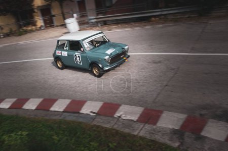 Téléchargez les photos : Une voiture bleue installée lors d'une course de vitesse ascendante du championnat d'Italie à Pesaro - en image libre de droit