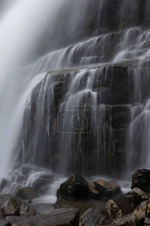 Téléchargez les photos : Un plan vertical de la cascade rocheuse Svandalsfossen près de la route 520 à Sauda, Norvège - en image libre de droit