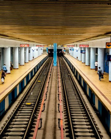 Foto de Una estación de metro en Bucarest, Rumania con gente a cada lado de los rieles - Imagen libre de derechos