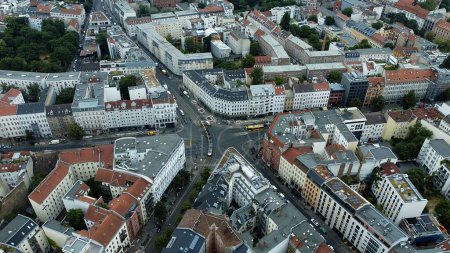 Téléchargez les photos : Vue aérienne de bâtiments sur le bord d'une route à Berlin, en Allemagne - en image libre de droit