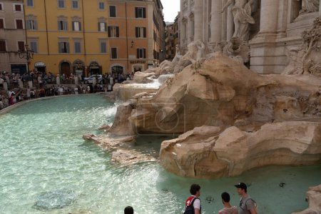 Téléchargez les photos : La fontaine médiévale de Trevi et les touristes se sont réunis autour de l'attraction à Rome, en Italie - en image libre de droit