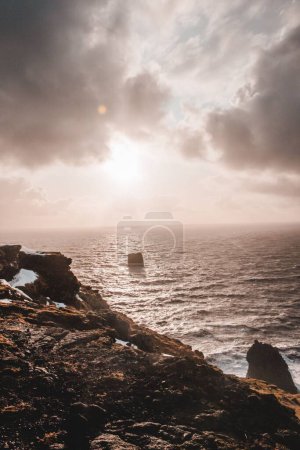 Téléchargez les photos : Une vue fascinante sur le coucher de soleil doré sur la mer - en image libre de droit
