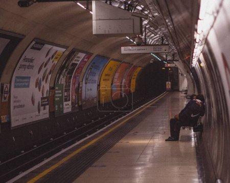Téléchargez les photos : Les gens qui attendent dans le métro de Londres - en image libre de droit