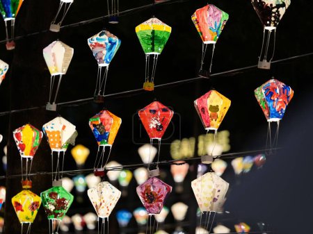 Foto de Un primer plano de linternas decorativas de globos de aire caliente sobre fondo borroso - Imagen libre de derechos
