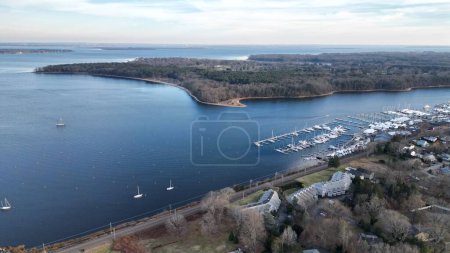 Téléchargez les photos : Un plan de drone d'une mer pittoresque avec des bateaux sur son port et des maisons sur la côte, cool pour l'arrière-plan - en image libre de droit