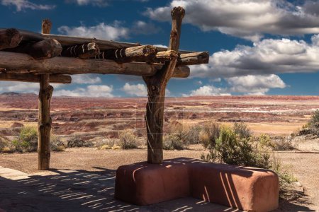 Téléchargez les photos : A historic adobe-style Painted Desert Inn in Petrified Forest National Park, Arizona, USA. - en image libre de droit