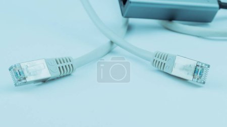 Téléchargez les photos : Un Ethernet RJ 45 LAN vers USB en arrière-plan bleu - en image libre de droit