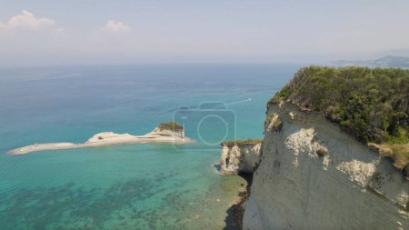 Téléchargez les photos : Charmante mer bleue et rivage Sidari vus des airs, Corfou, Grèce - en image libre de droit