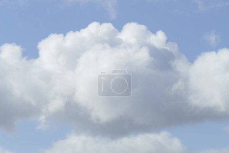 Téléchargez les photos : Les colonnes nuageuses pelucheuses blanches dans le ciel bleu, fraîches pour l'arrière-plan - en image libre de droit