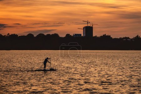 Foto de Un stand up paddle boarding en el lago, Parque Herastrau, Bucarest - Imagen libre de derechos