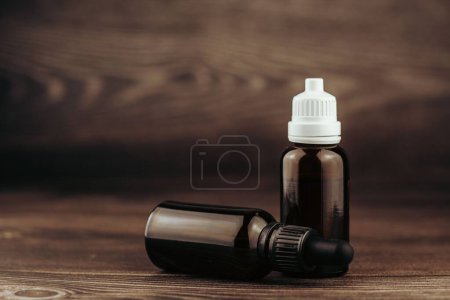 Foto de Un primer plano de los aceites CBD en botellas de vidrio marrón - Imagen libre de derechos
