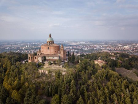Foto de Una vista aérea del Santuario de la Santísima Virgen de San Luca en la colina en una mañana soleada - Imagen libre de derechos