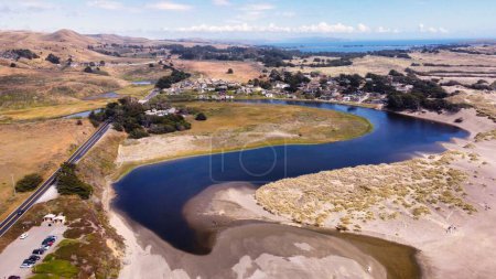 Téléchargez les photos : Un drone de routes et de bâtiments résidentiels près de la plage de Goat Rock à Jenner, Californie, USA - en image libre de droit