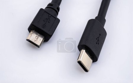 Foto de Las conexiones antiguas y nuevas de cables de conector USB aislados sobre un fondo blanco - Imagen libre de derechos