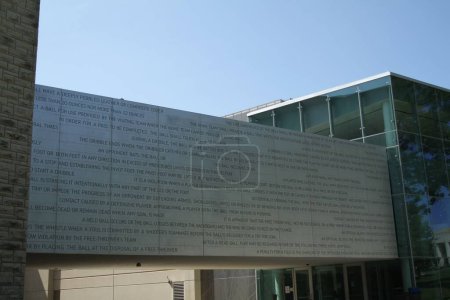 Téléchargez les photos : Les règles originales du basket-ball gravées sur une passerelle de dépassement grise au DeBruce Center de l'Université du Kansas - en image libre de droit