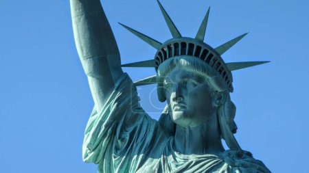 Téléchargez les photos : La célèbre statue de la Liberté à New York par une journée ensoleillée - en image libre de droit