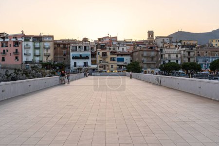 Téléchargez les photos : Une image de bâtiments lors d'un coucher de soleil pittoresque à Marina di Camerota, Campanie, Italie - en image libre de droit