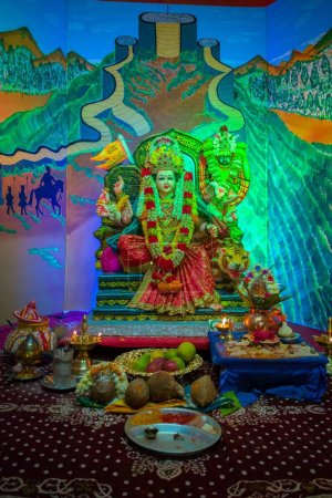 Téléchargez les photos : Un plan vertical de la belle idole de Maa Durga adorée lors d'un Mandal à Mumbai pour Navratri - en image libre de droit