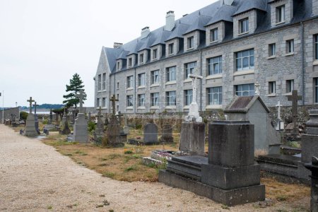 Foto de Un antiguo cementerio, memorial con lápidas y cruces en Roscoff, Bretaña Francesa - Imagen libre de derechos