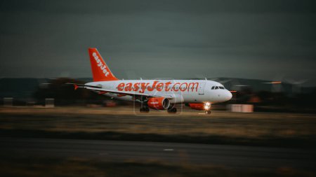 Foto de Un avión EasyJet a320 despegando al atardecer en el Aeropuerto John Lennon, Liverpool, Reino Unido - Imagen libre de derechos