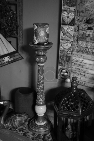 Foto de Un primer plano de un hermoso candelero sobre una mesa, rodeado de linternas vintage, un calendario en la pared, el concepto de decoración de interiores, - Imagen libre de derechos