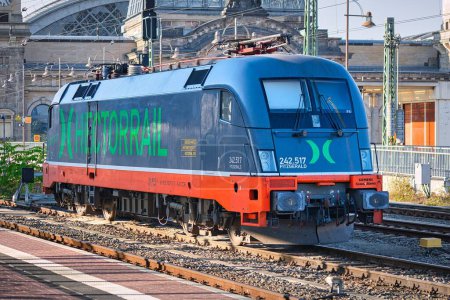 Téléchargez les photos : Une locomotive de la série 182 Siemens TAURUS, de HECTORRAIL, stationnée dans la gare principale de Dresde - en image libre de droit