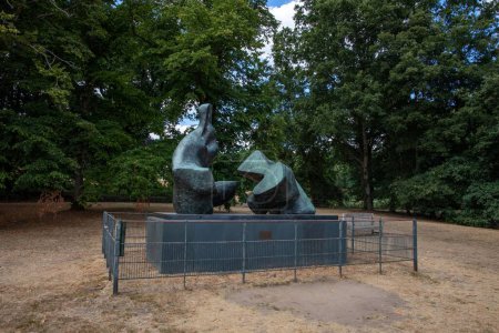 Téléchargez les photos : Sculpture de Henry Moore sur le territoire de Kenwood House, deux pièces à la figure inclinée no 5 - en image libre de droit