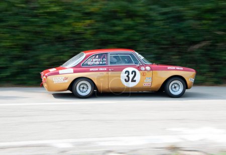 Foto de Un vintage rojo ALFA ROMEO GT JUNIOR durante el rally de coches clásicos de la carrera Pesaro CUP - Imagen libre de derechos