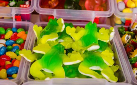 Foto de Los dulces y dulces caramelos de colores en la tienda - Imagen libre de derechos