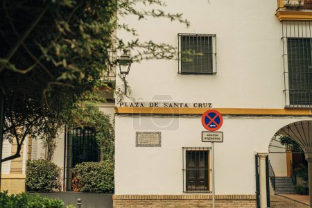 Téléchargez les photos : Le mur du bâtiment Plaza de Santa Cruz à Séville, Espagne - en image libre de droit