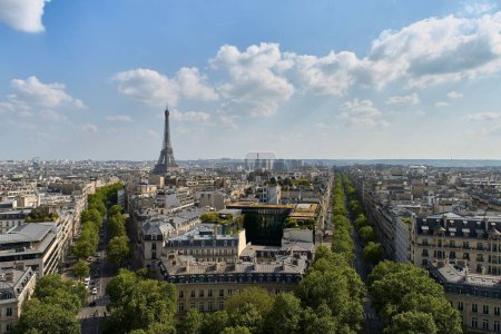 Téléchargez les photos : La célèbre avenue Foch et la tour de l'Eifel par une journée ensoleillée - en image libre de droit