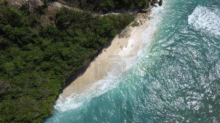 Téléchargez les photos : Une magnifique vue aérienne de la plage de Green Bowl à Bali, Indonésie par une journée d'été ensoleillée - en image libre de droit