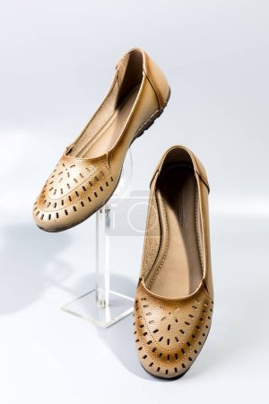 Téléchargez les photos : Paire de chaussures sur fond blanc - en image libre de droit