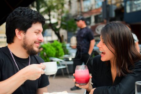 Téléchargez les photos : Un gros plan d'un couple masculin et féminin riant et tenant des boissons rafraîchissantes - en image libre de droit