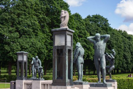 Téléchargez les photos : Les sculptures modernes dans le parc Vigeland à Oslo, Norvège capturées contre les arbres feuillus - en image libre de droit