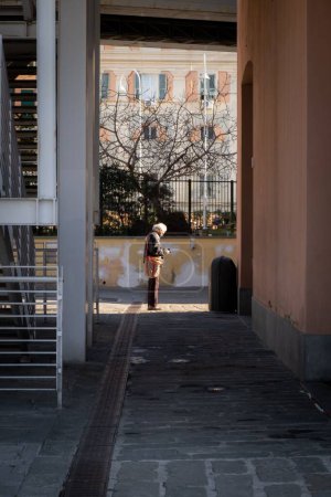 Téléchargez les photos : Un plan vertical des bâtiments dans la rue. Gênes, Italie mettant en valeur la vie quotidienne de la ville - en image libre de droit