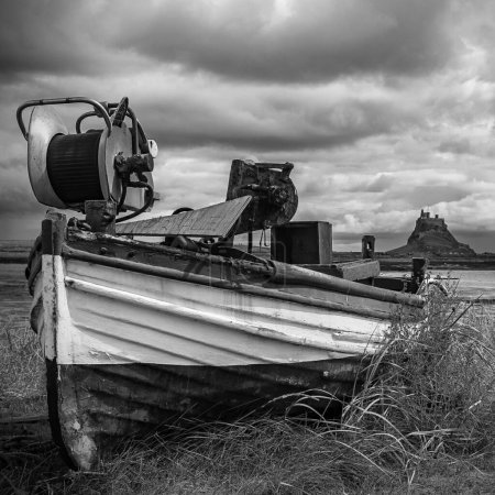 Téléchargez les photos : Gros plan d'un bateau sur Lindisfarne (île Sainte), Angleterre en niveaux de gris - en image libre de droit