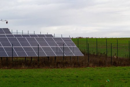 Foto de Los paneles solares en el campo. Concepto de recursos sostenibles. - Imagen libre de derechos