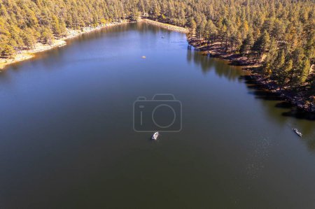 Téléchargez les photos : Vue en angle élevé du lac Woods Canyon et de la forêt nationale Sitgreaves - en image libre de droit