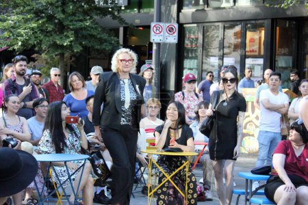 Foto de Las modelos de moda y el público durante un espectáculo en público en la calle Granville, Vancouver en Canadá - Imagen libre de derechos